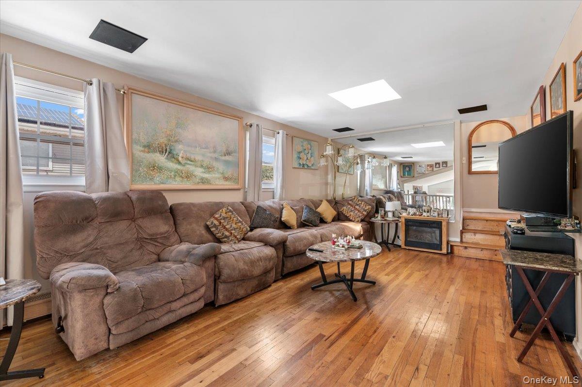 46 Knoll Street, Lindenhurst, NY 11757