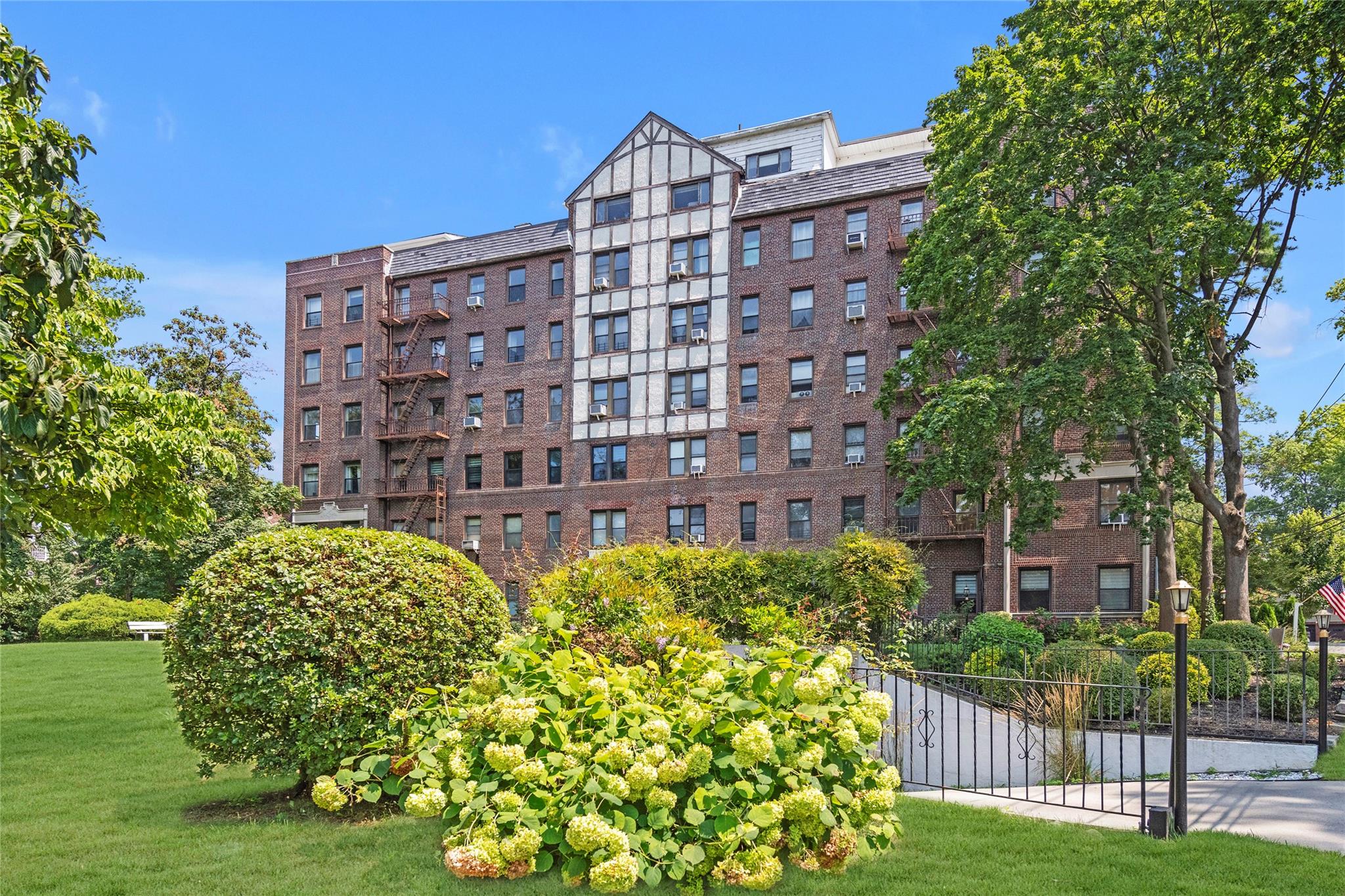 37 Brompton Road # 5D, Great Neck, NY 11021