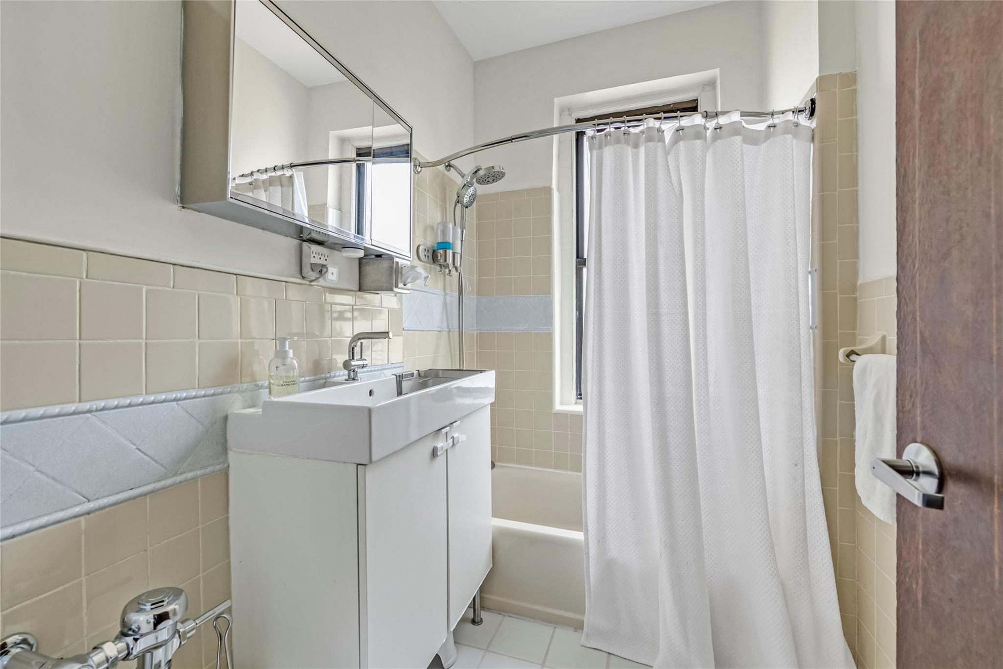 37 Brompton Road # 5D, Great Neck, NY 11021