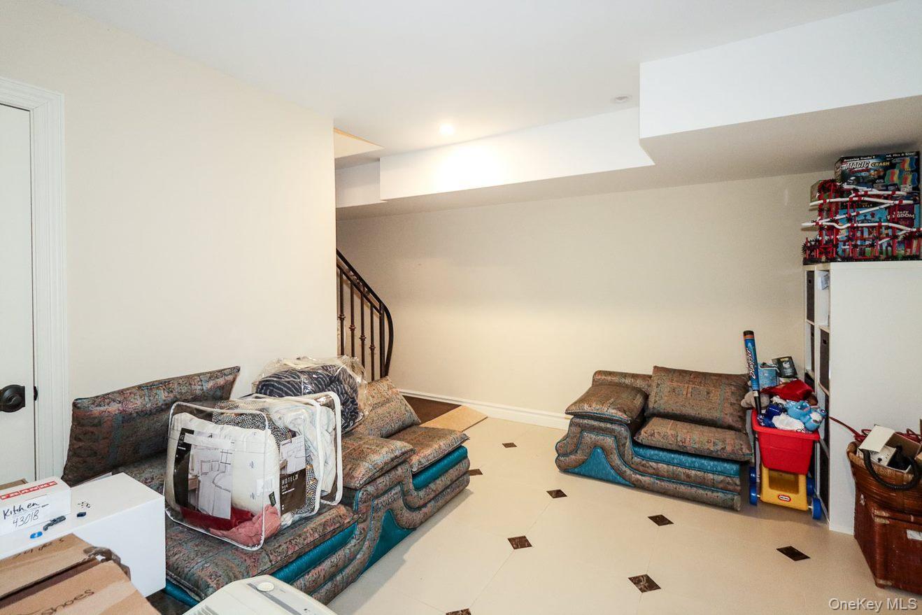 10 Woodbourne Road, Great Neck, NY 11023