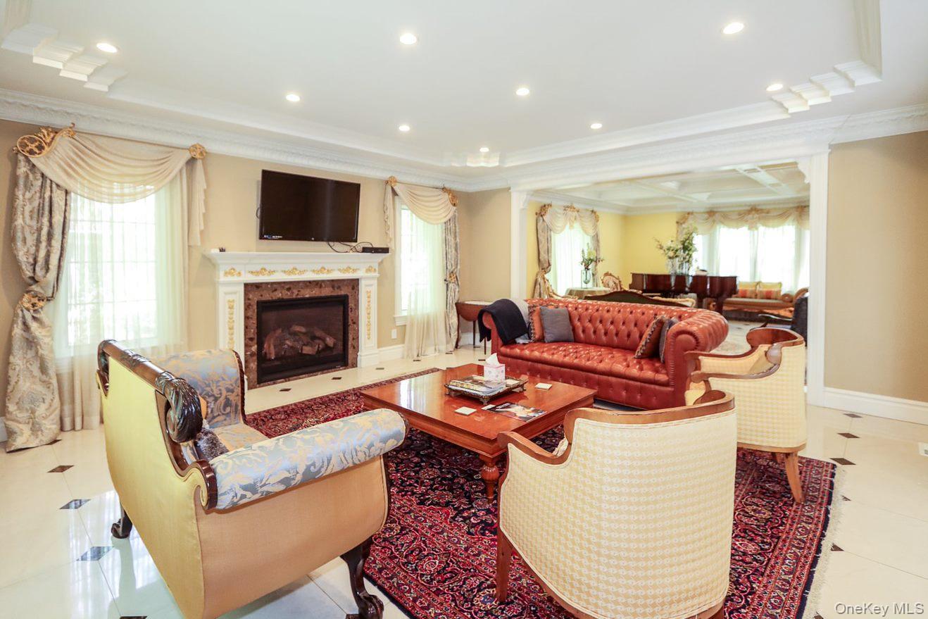 10 Woodbourne Road, Great Neck, NY 11023