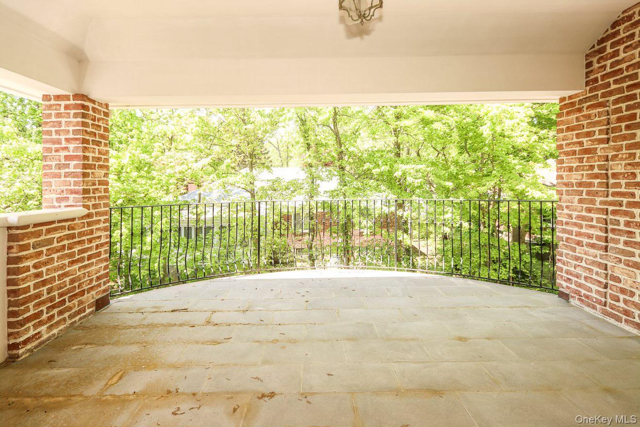 10 Woodbourne Road, Great Neck, NY 11023