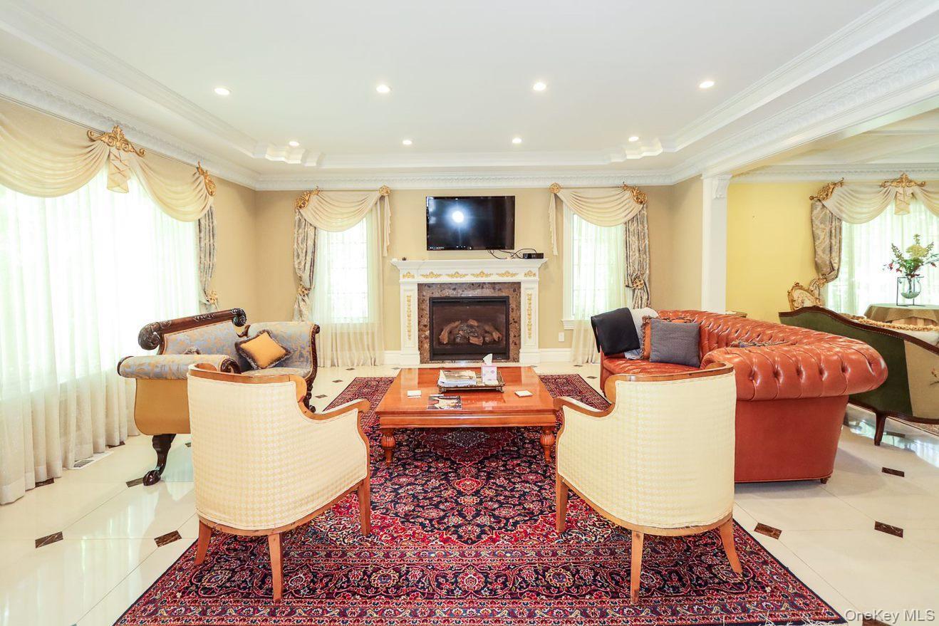 10 Woodbourne Road, Great Neck, NY 11023