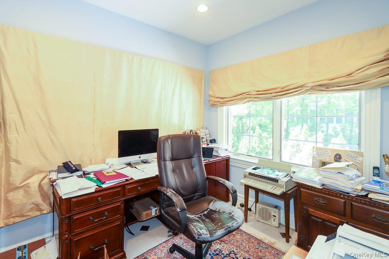 10 Woodbourne Road, Great Neck, NY 11023