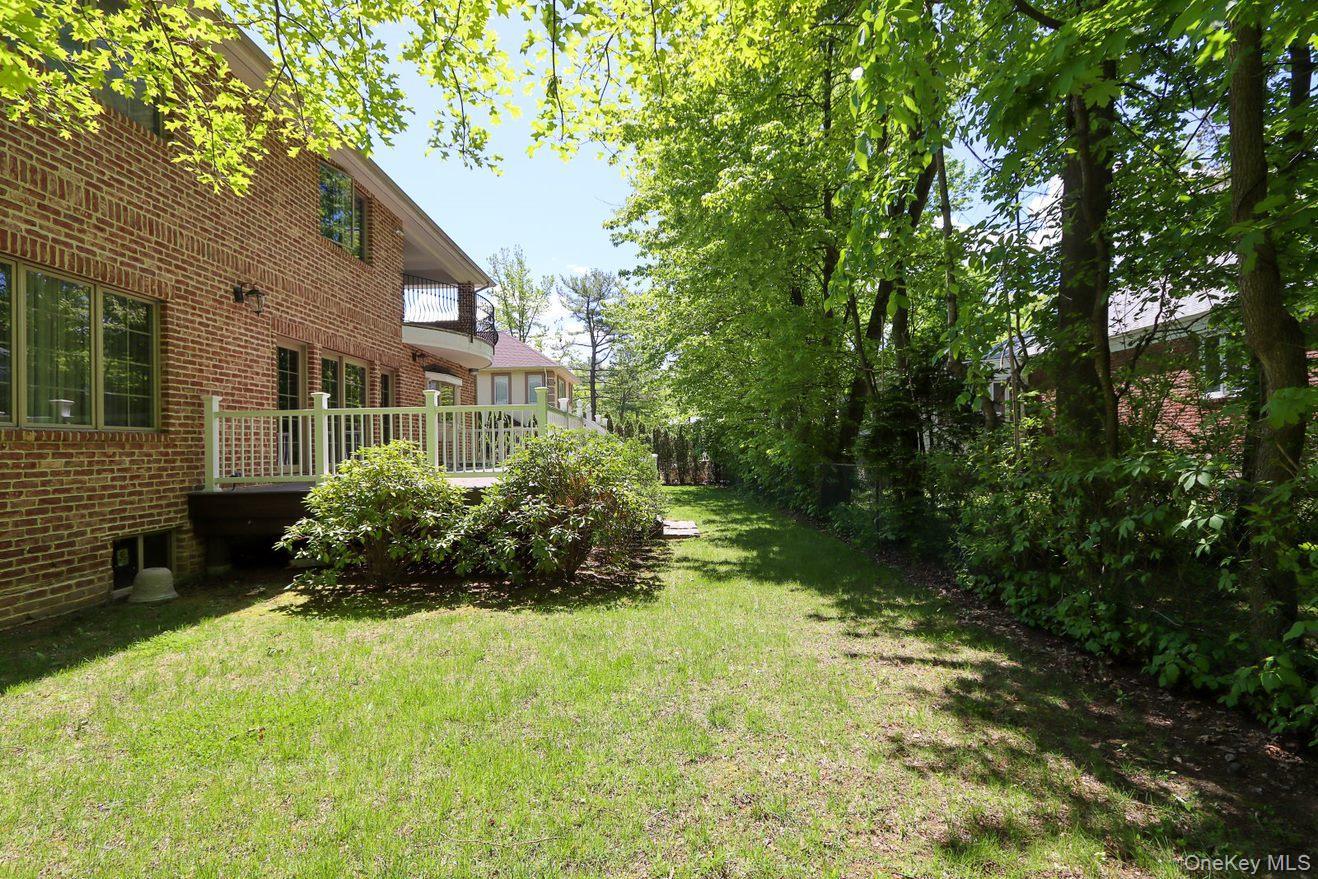 10 Woodbourne Road, Great Neck, NY 11023