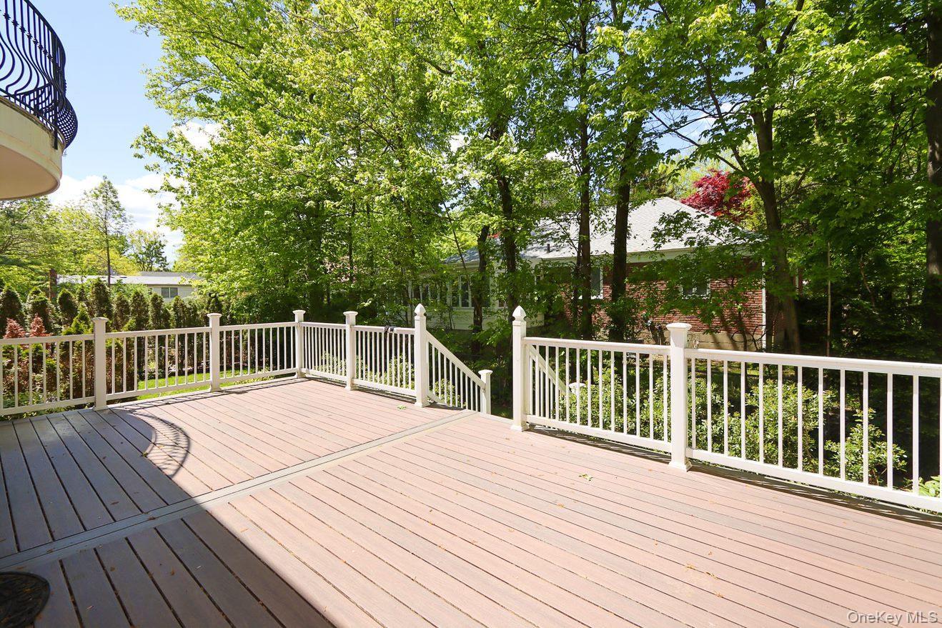 10 Woodbourne Road, Great Neck, NY 11023