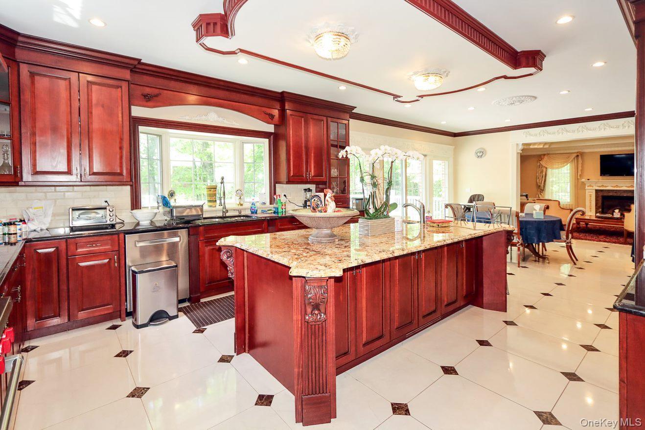 10 Woodbourne Road, Great Neck, NY 11023