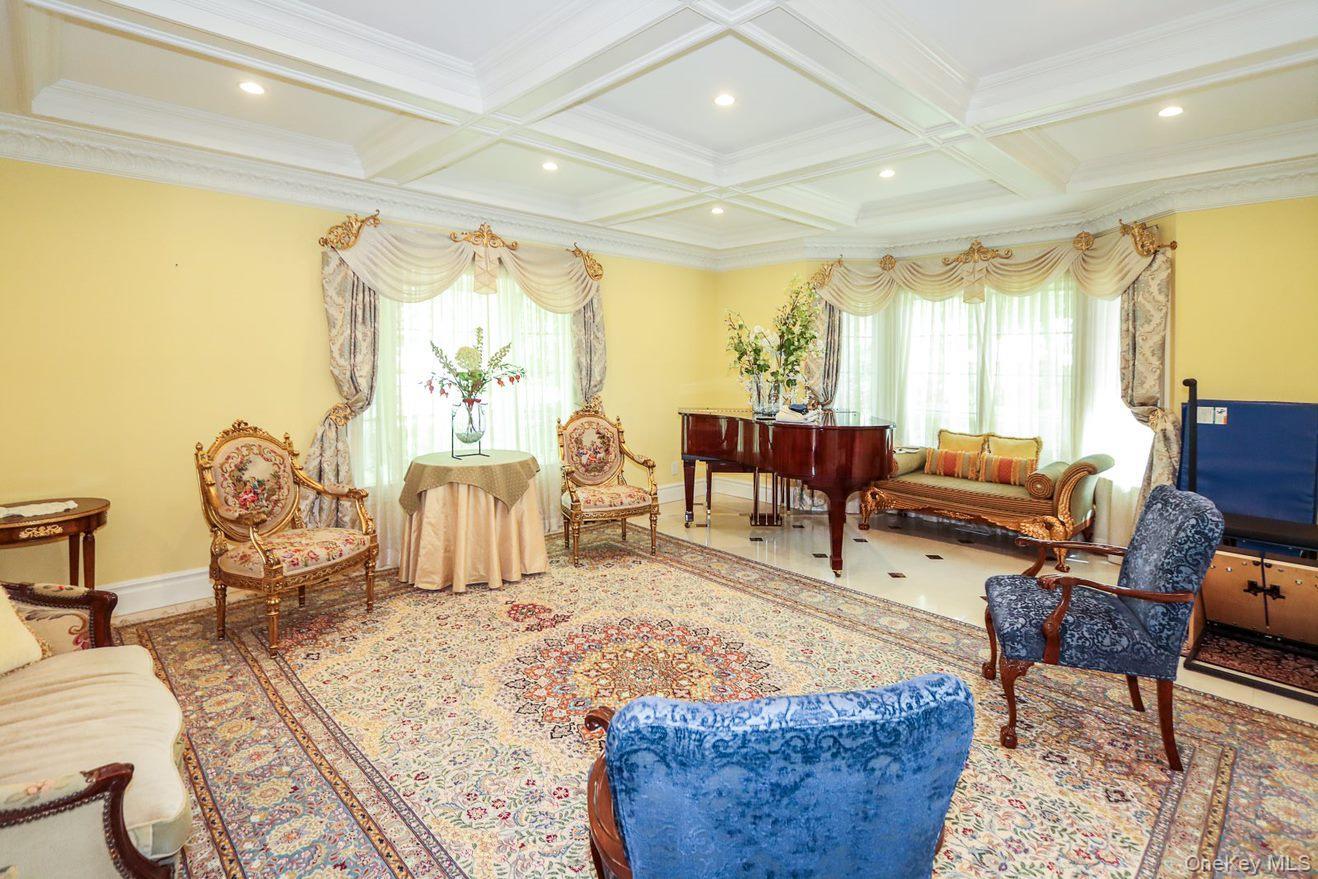 10 Woodbourne Road, Great Neck, NY 11023