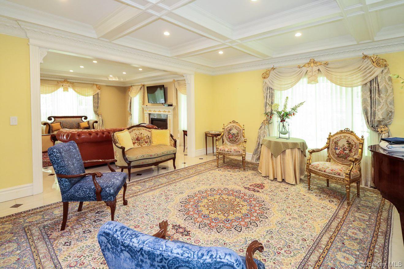 10 Woodbourne Road, Great Neck, NY 11023