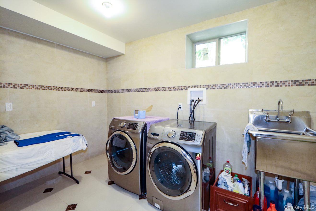 10 Woodbourne Road, Great Neck, NY 11023