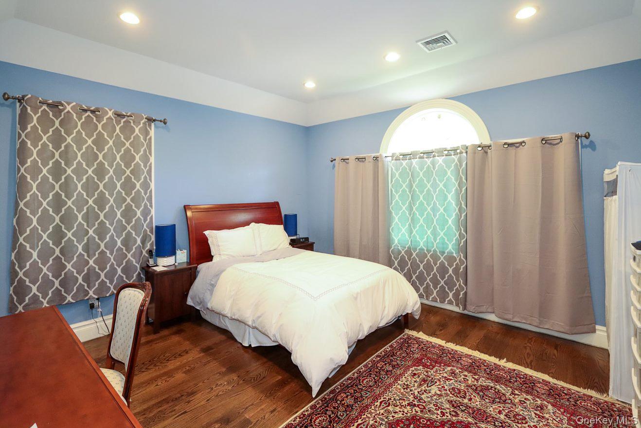 10 Woodbourne Road, Great Neck, NY 11023