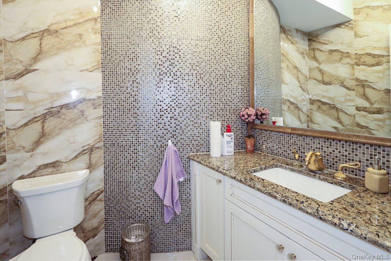 10 Woodbourne Road, Great Neck, NY 11023