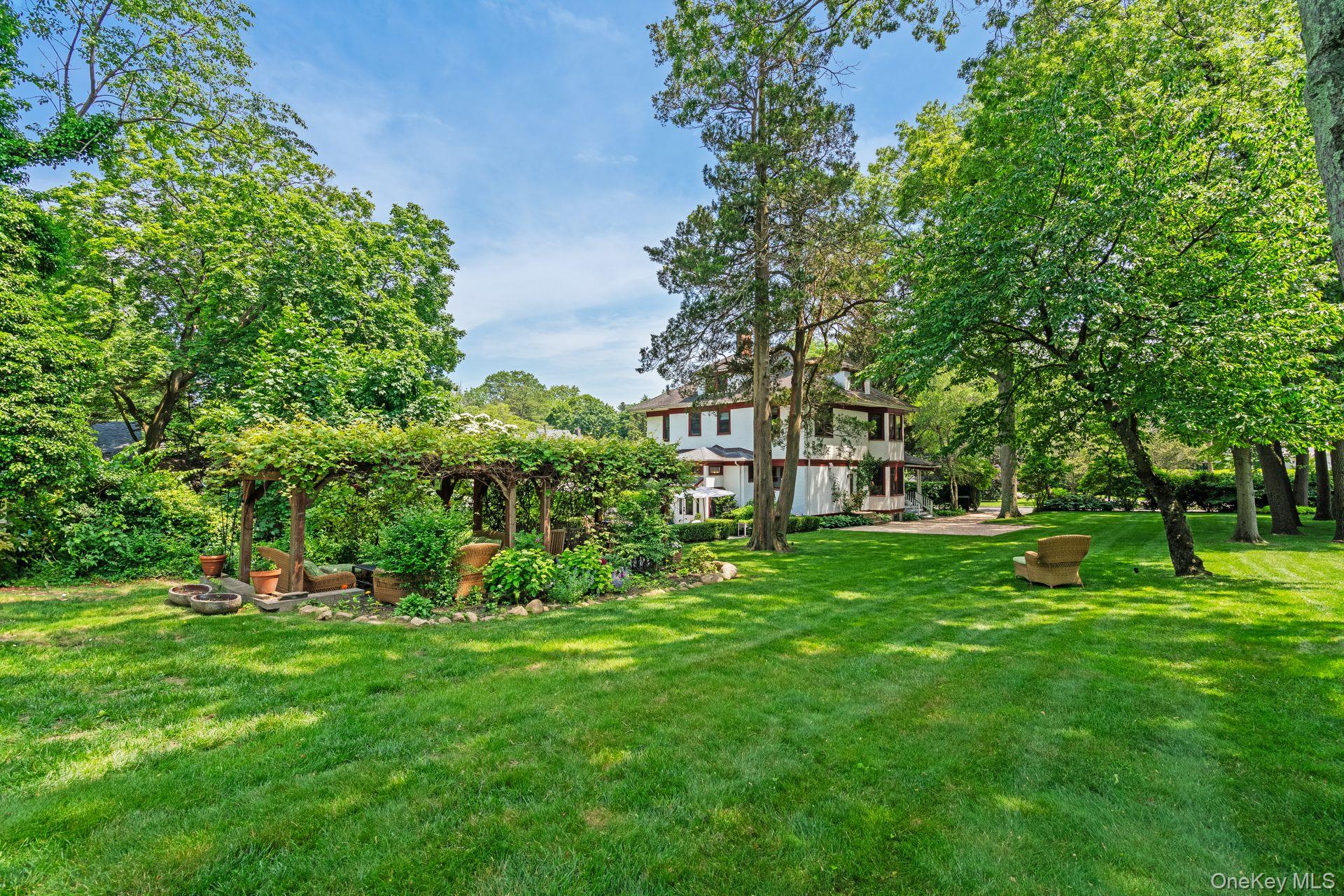 86 Lafayette Avenue, Sea Cliff, NY 11579