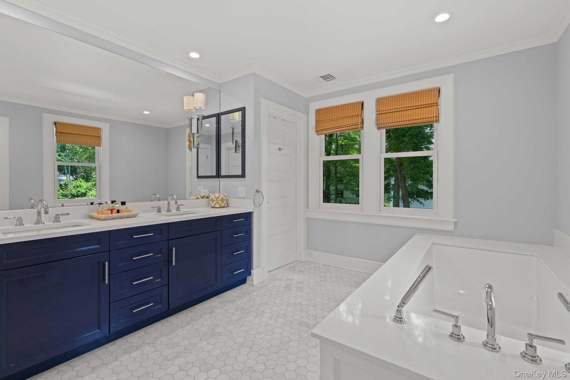 86 Lafayette Avenue, Sea Cliff, NY 11579