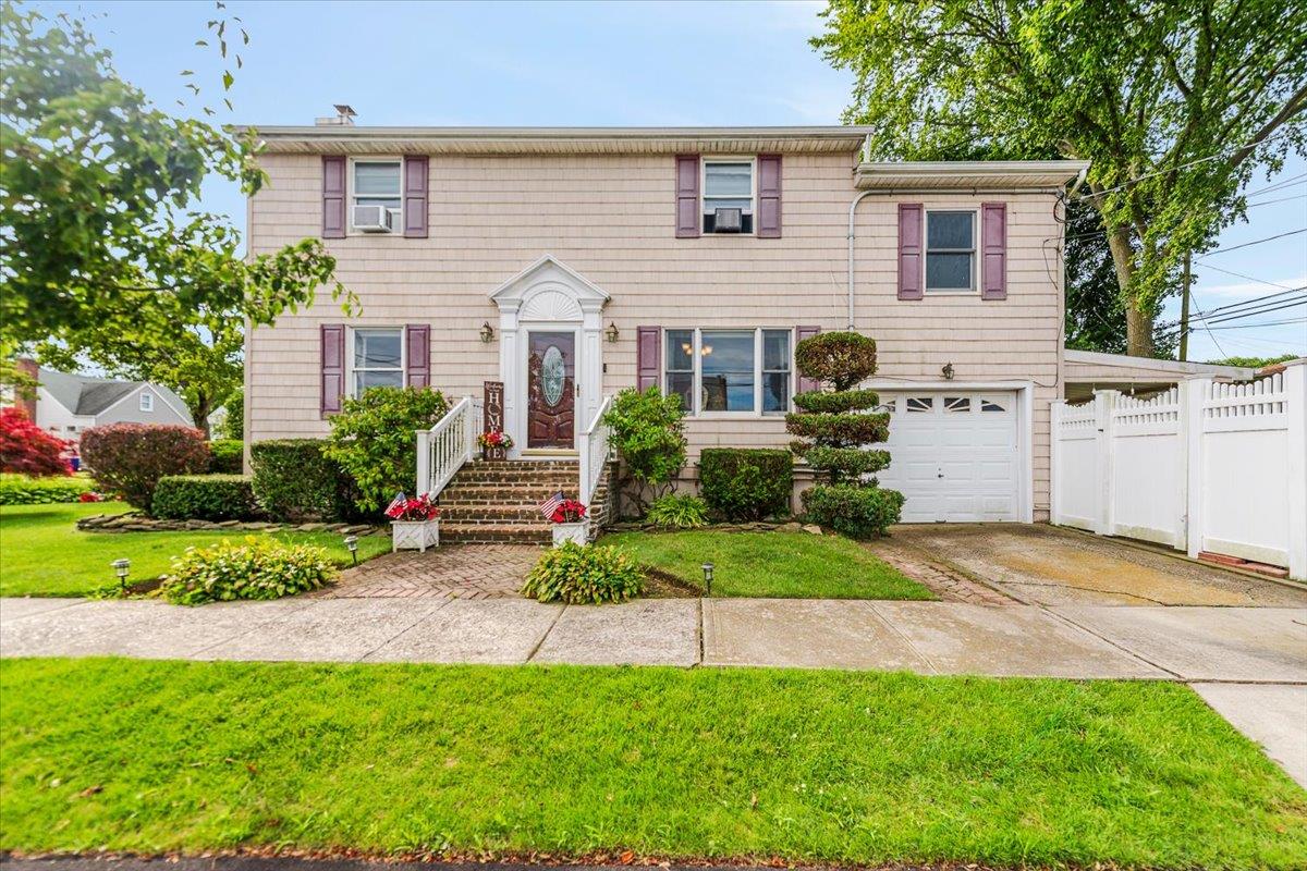 101 Lido Parkway, Lindenhurst, NY 11757