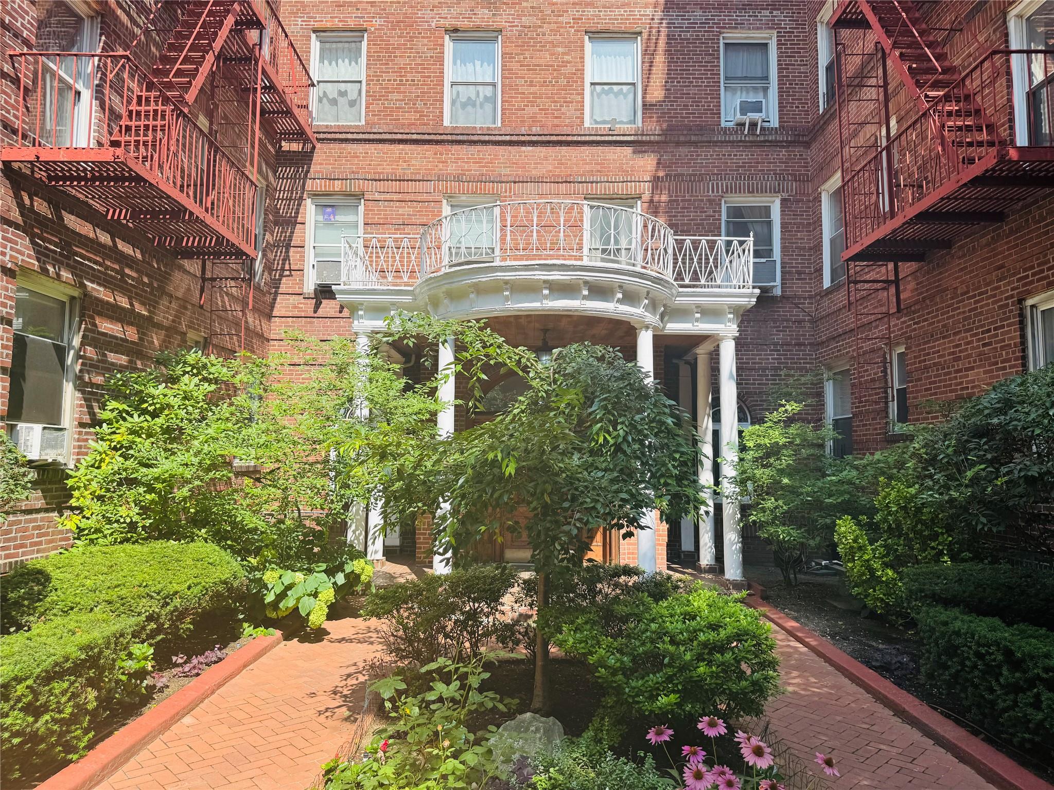 111-39 76 Road # D1, Forest Hills, NY 11375