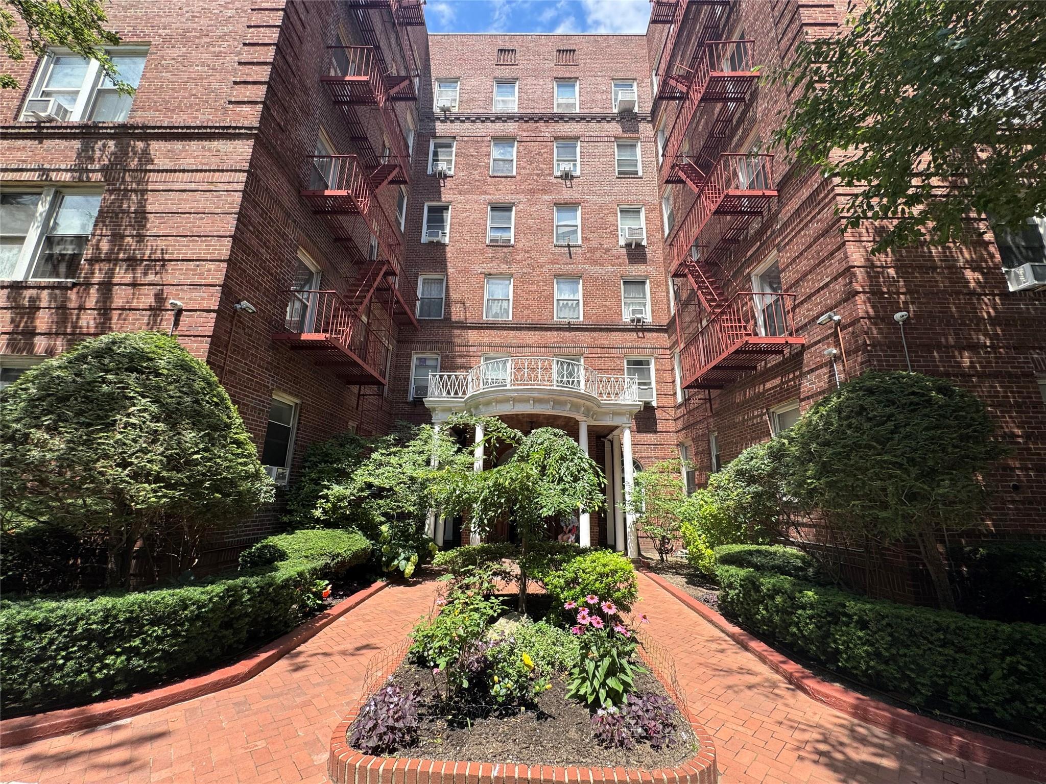 111-39 76 Road # D1, Forest Hills, NY 11375