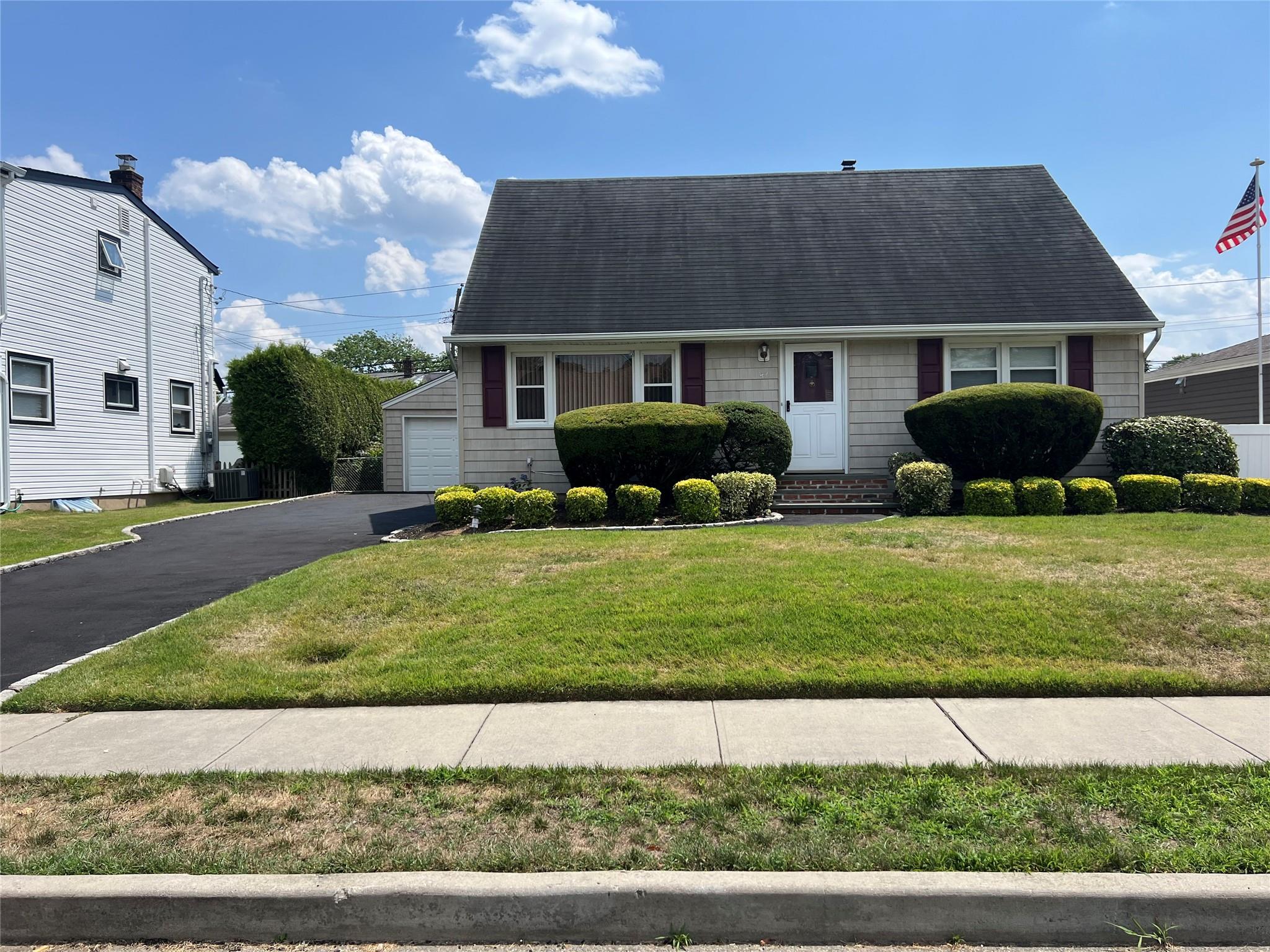 42 Plainfield Road, Albertson, NY 11507