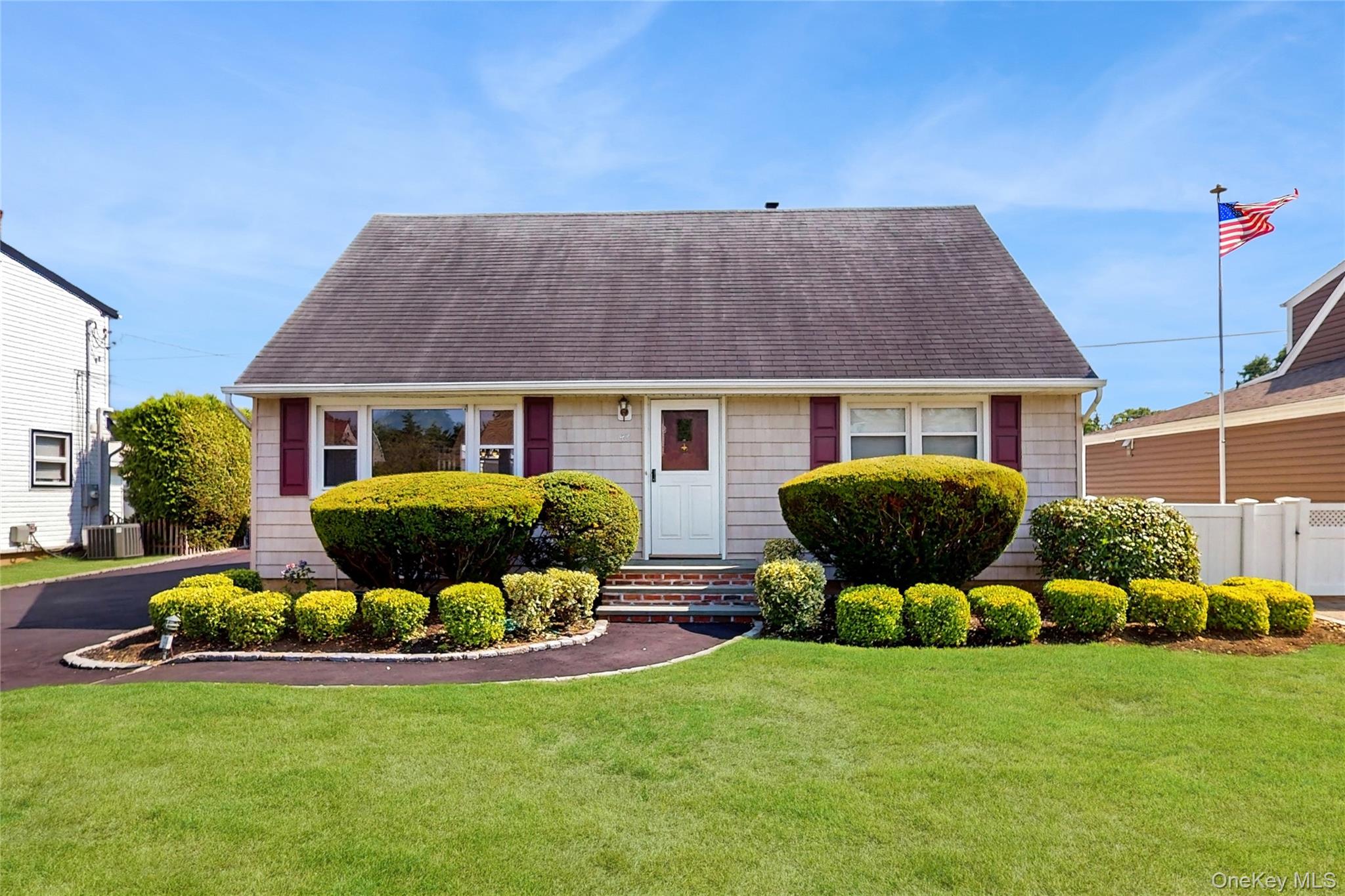 42 Plainfield Road, Albertson, NY 11507