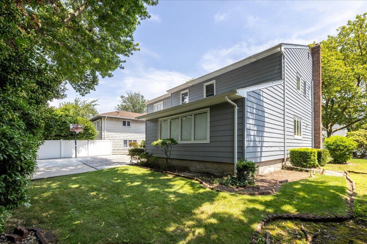 994 S End, Woodmere, NY 11598