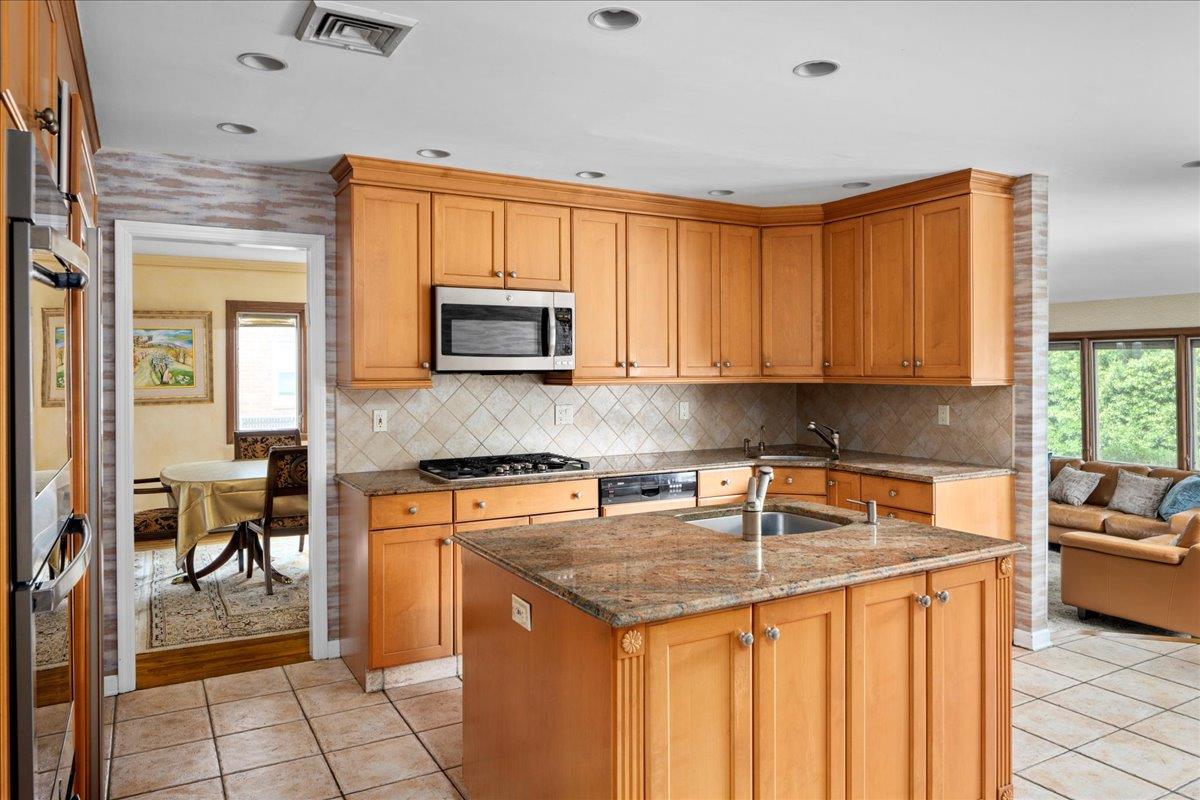 994 S End, Woodmere, NY 11598