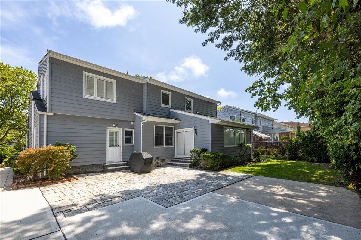 994 S End, Woodmere, NY 11598