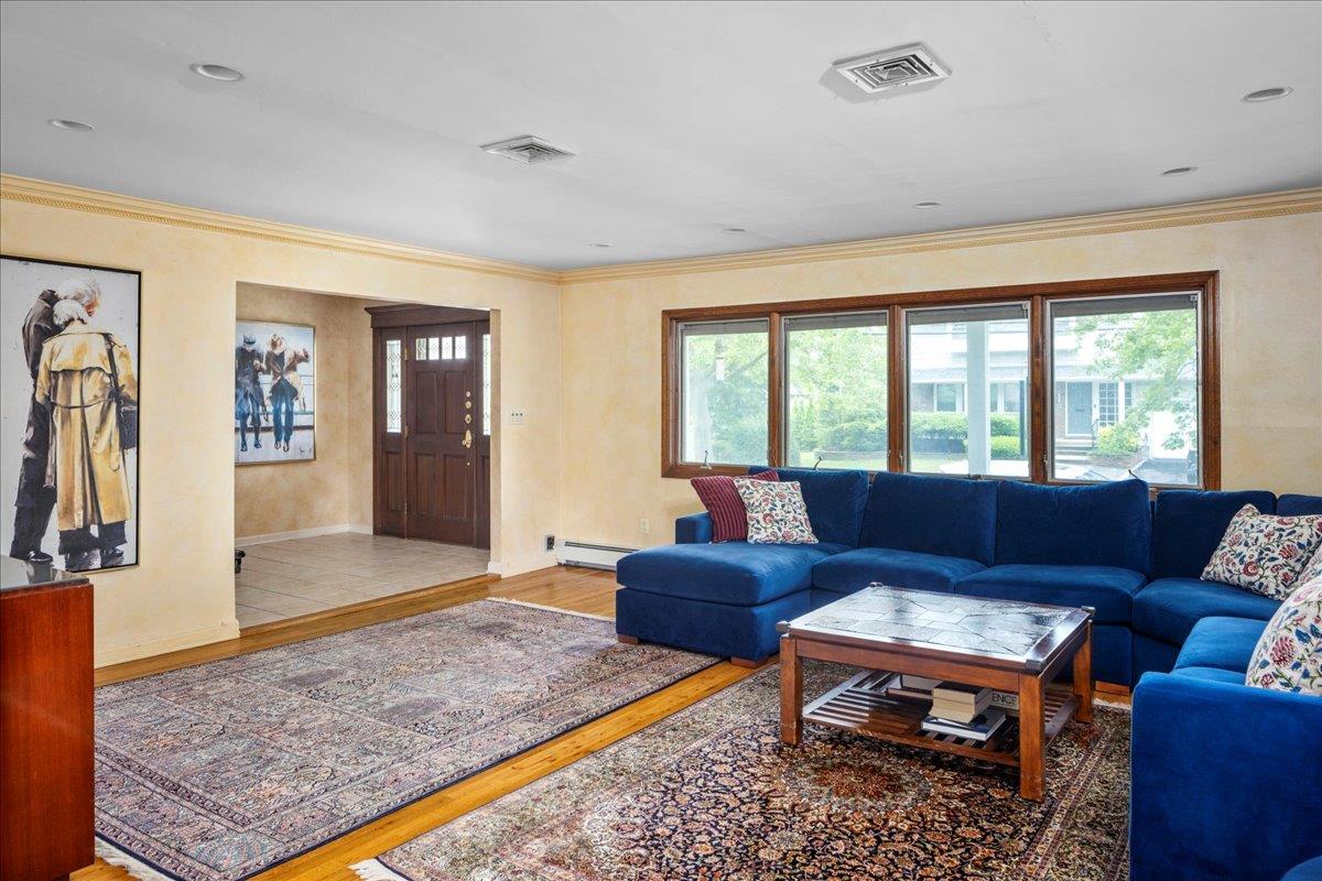 994 S End, Woodmere, NY 11598