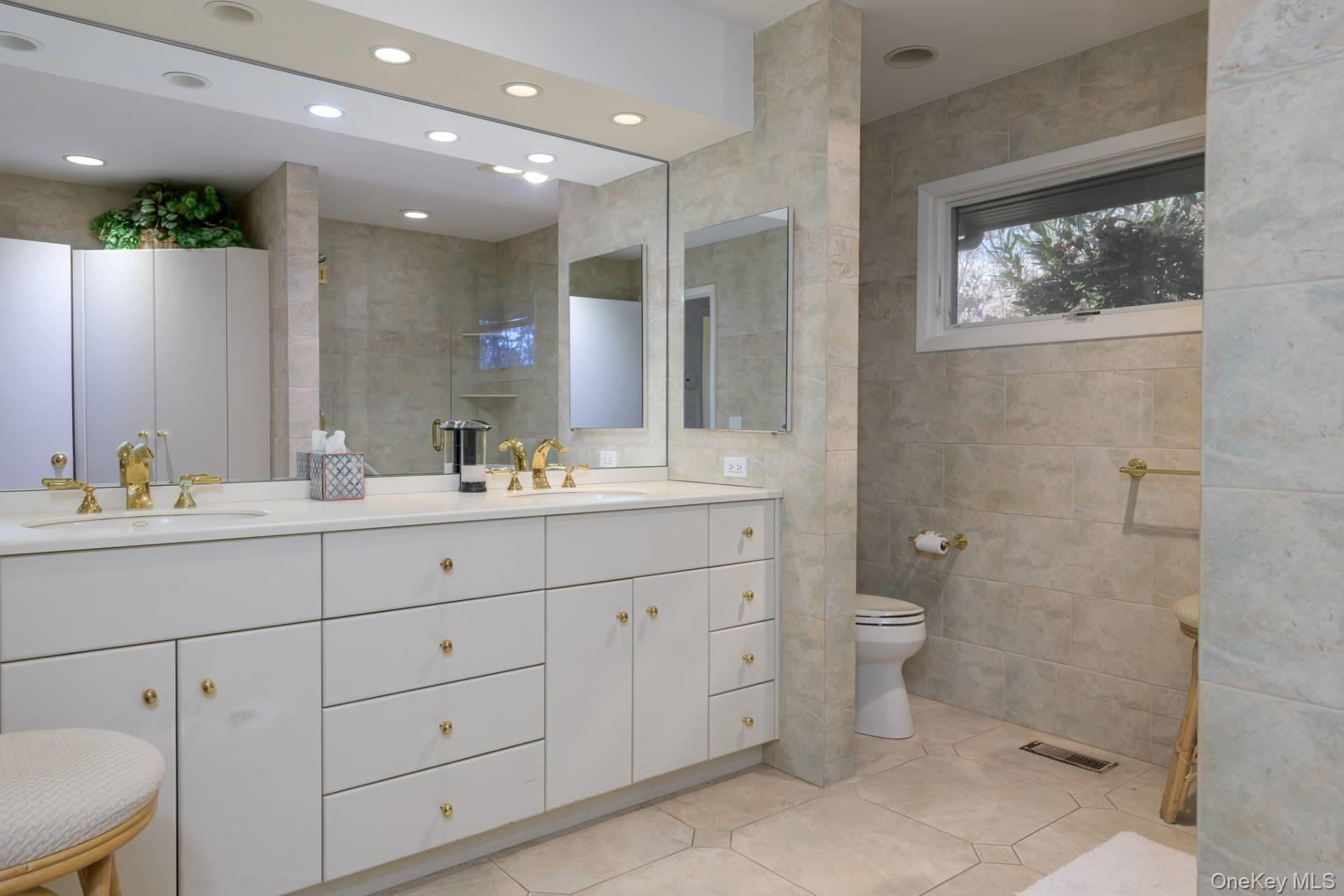 11 Paths End Court, Water Mill, NY 11976