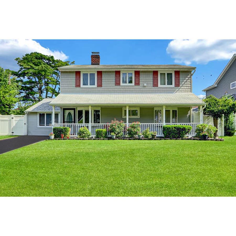 95 Winter Lane, Hicksville, NY 11801