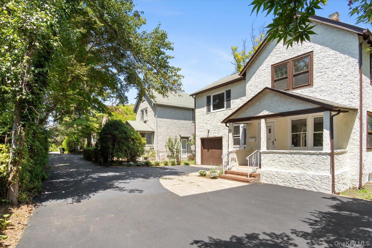 13 Potters Court, Great Neck, NY 11024