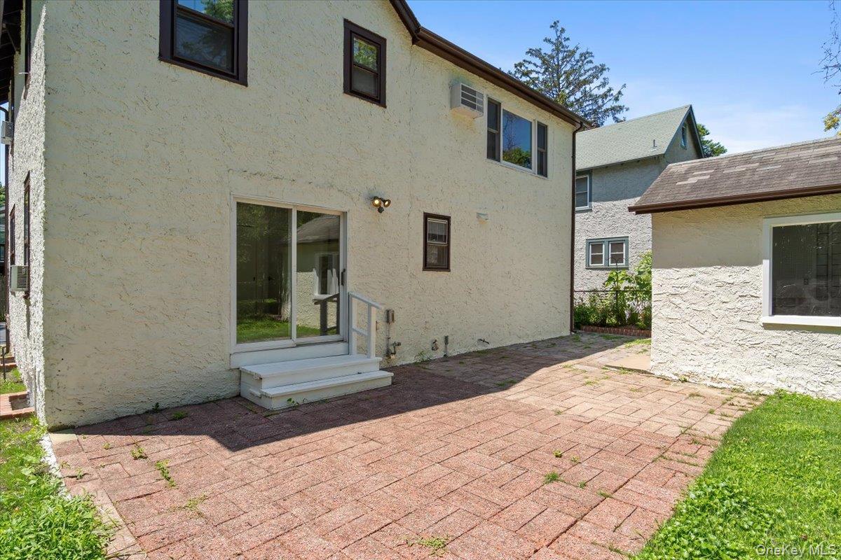 13 Potters Court, Great Neck, NY 11024