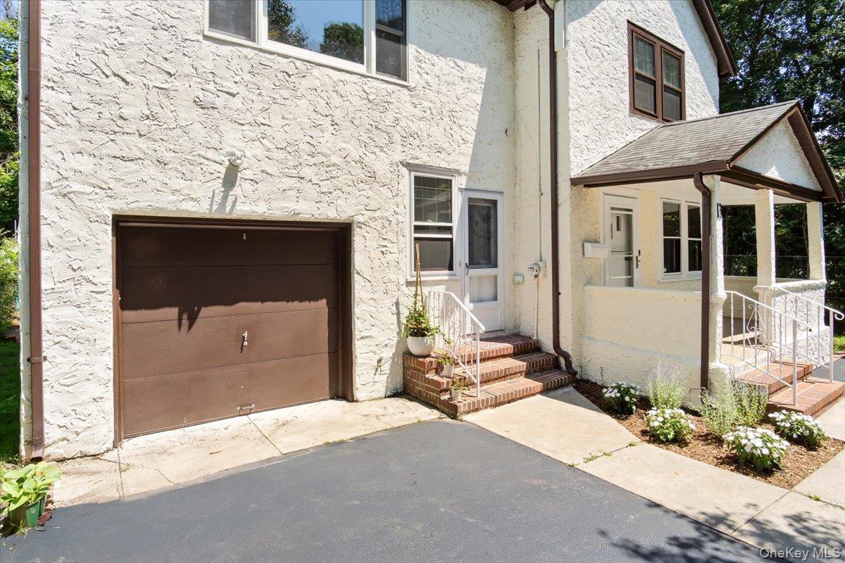 13 Potters Court, Great Neck, NY 11024