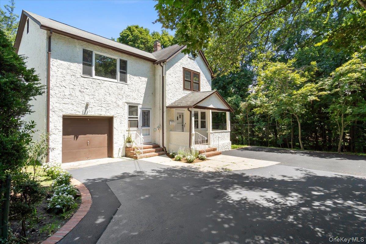 13 Potters Court, Great Neck, NY 11024