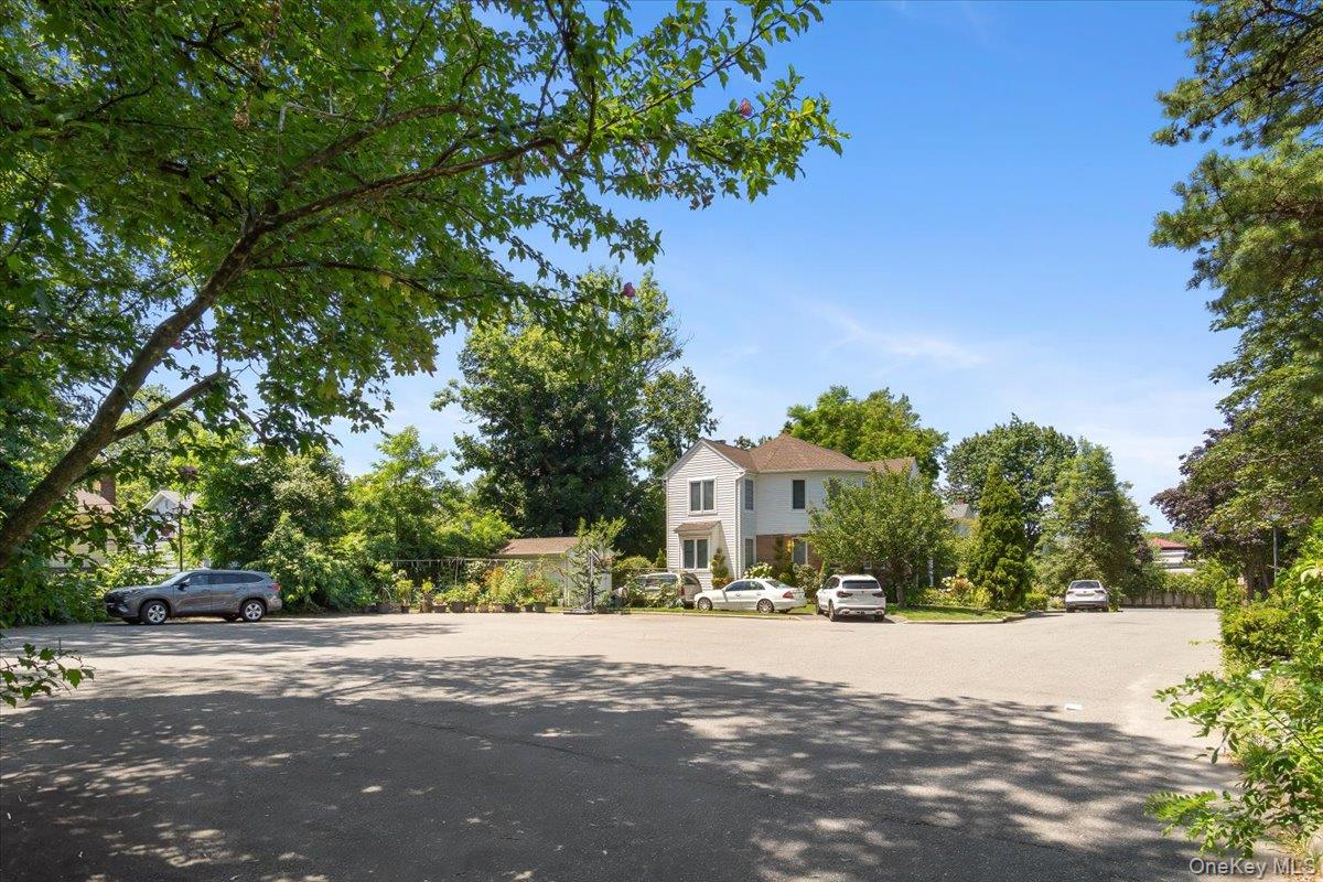 13 Potters Court, Great Neck, NY 11024