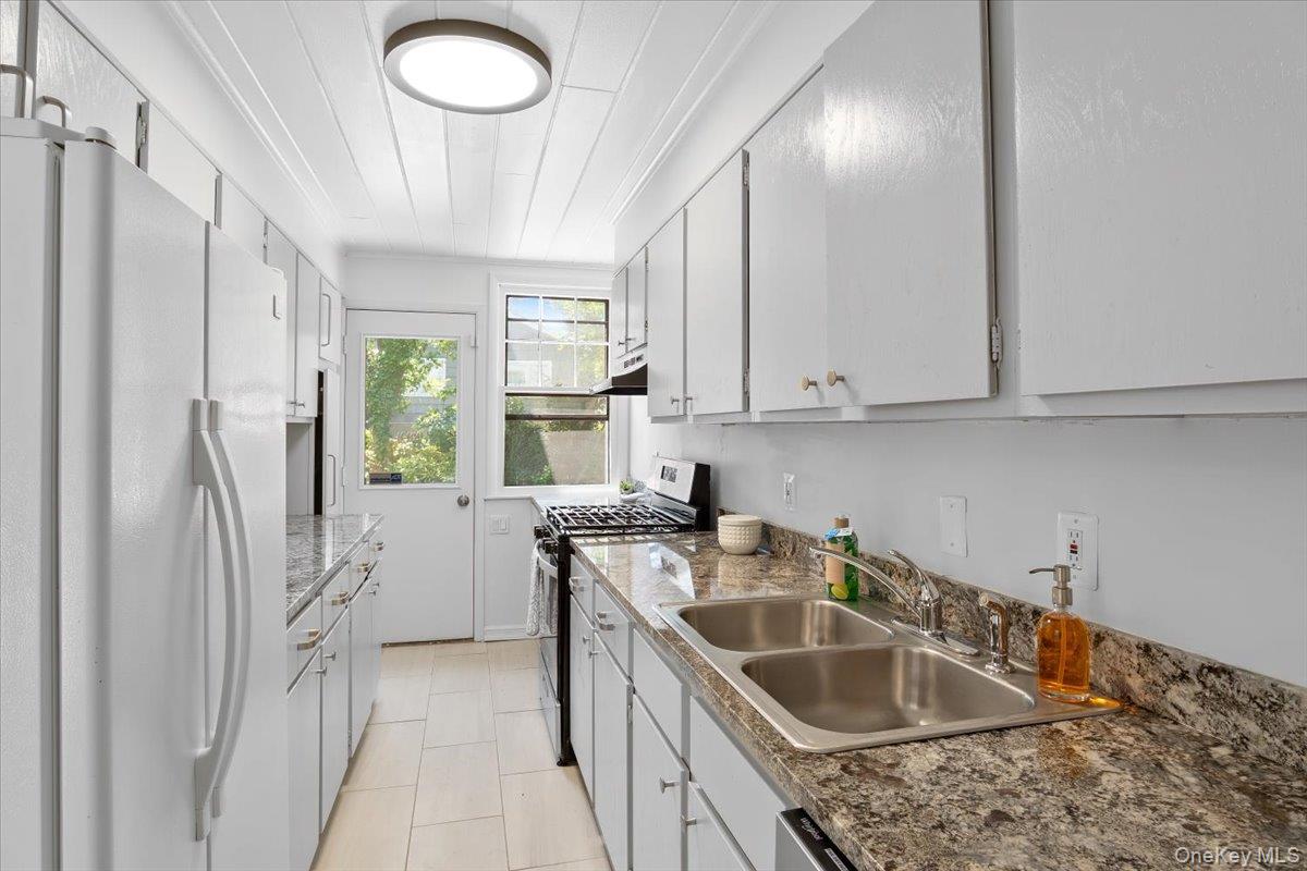 13 Potters Court, Great Neck, NY 11024