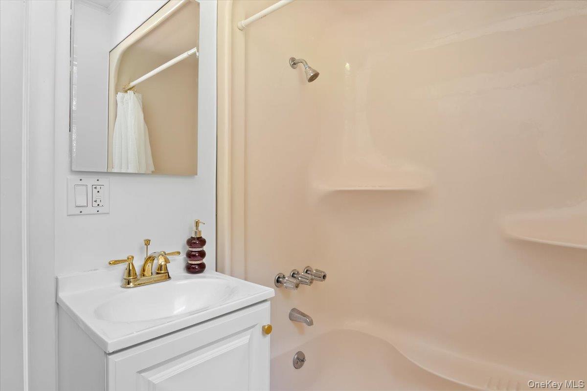 13 Potters Court, Great Neck, NY 11024