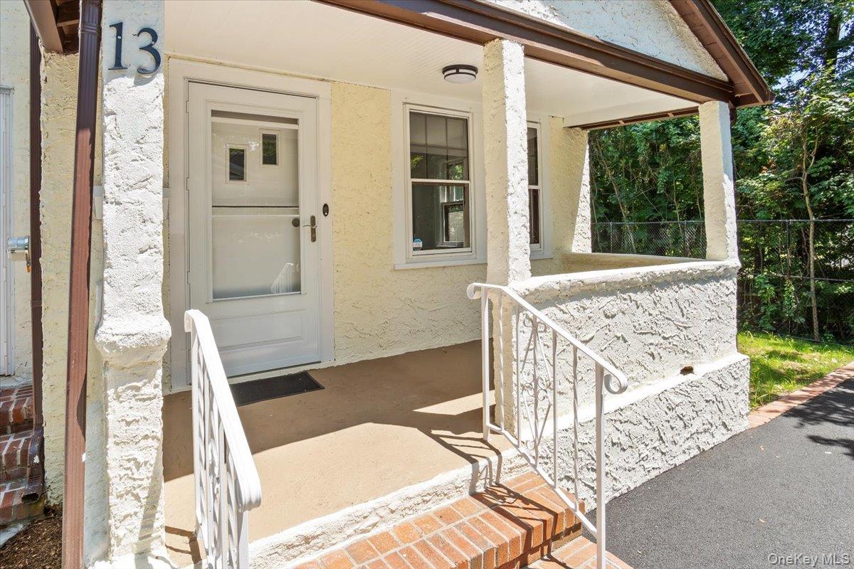 13 Potters Court, Great Neck, NY 11024