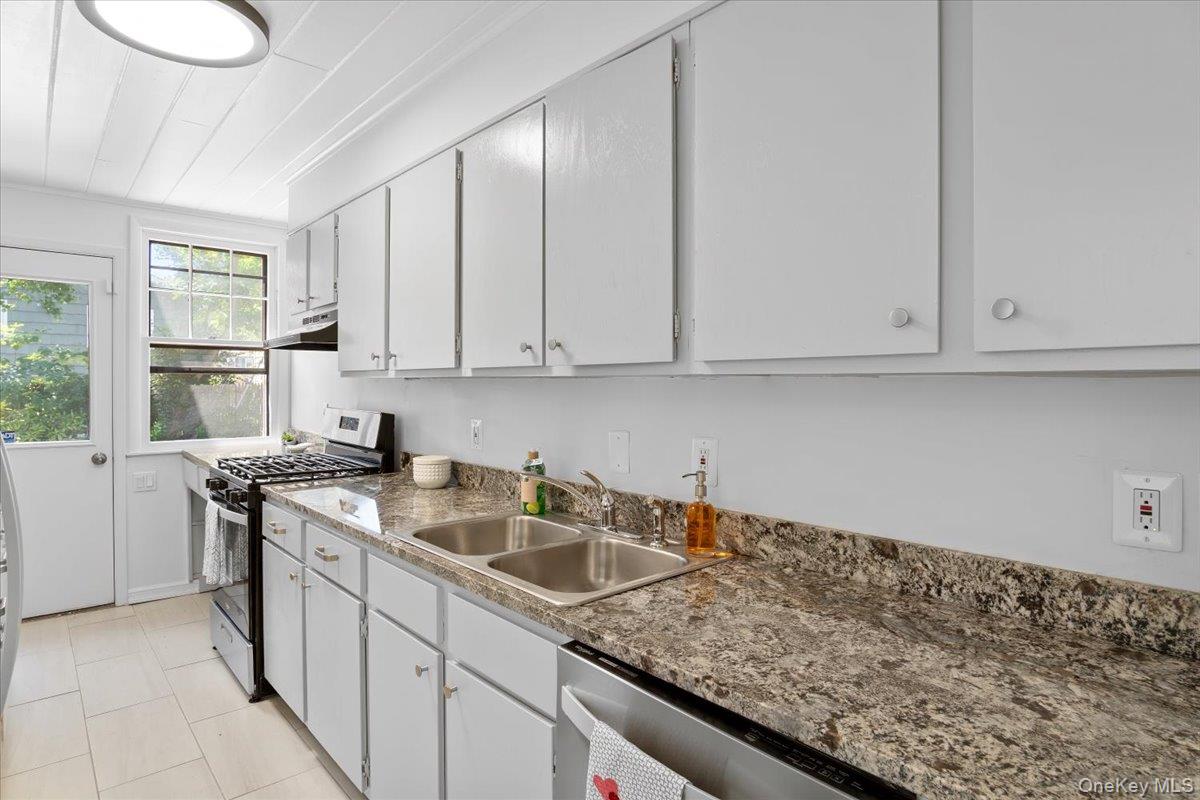 13 Potters Court, Great Neck, NY 11024