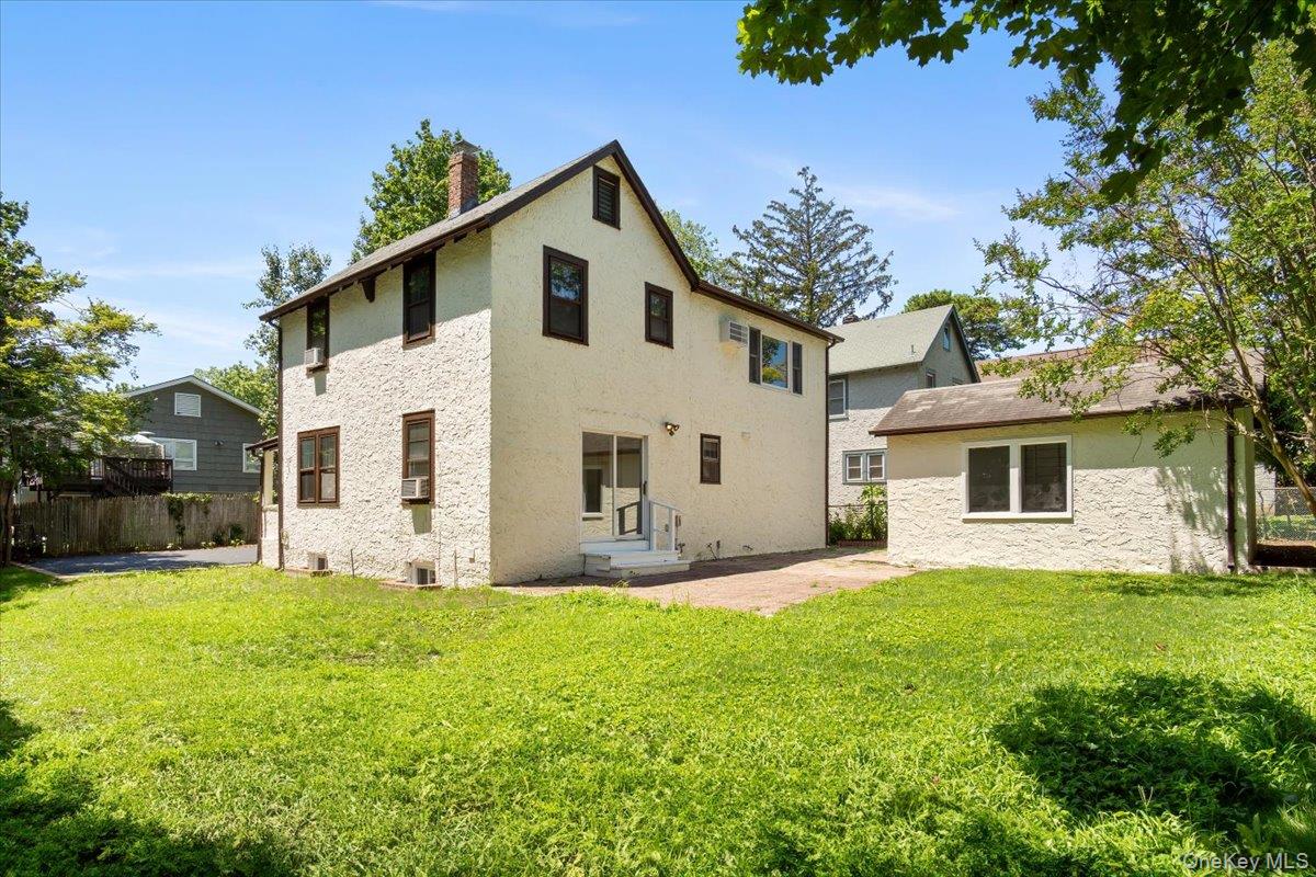 13 Potters Court, Great Neck, NY 11024