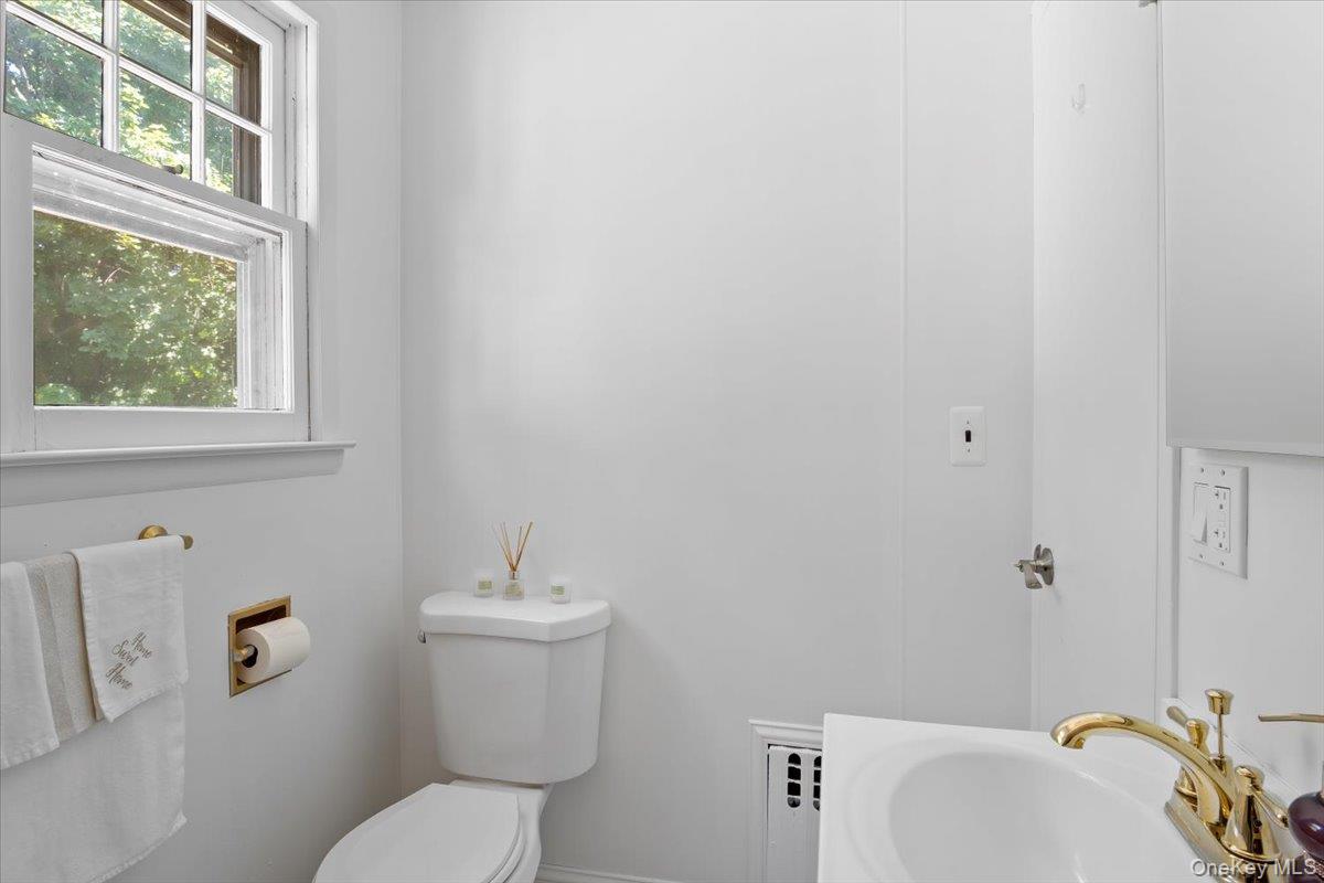 13 Potters Court, Great Neck, NY 11024