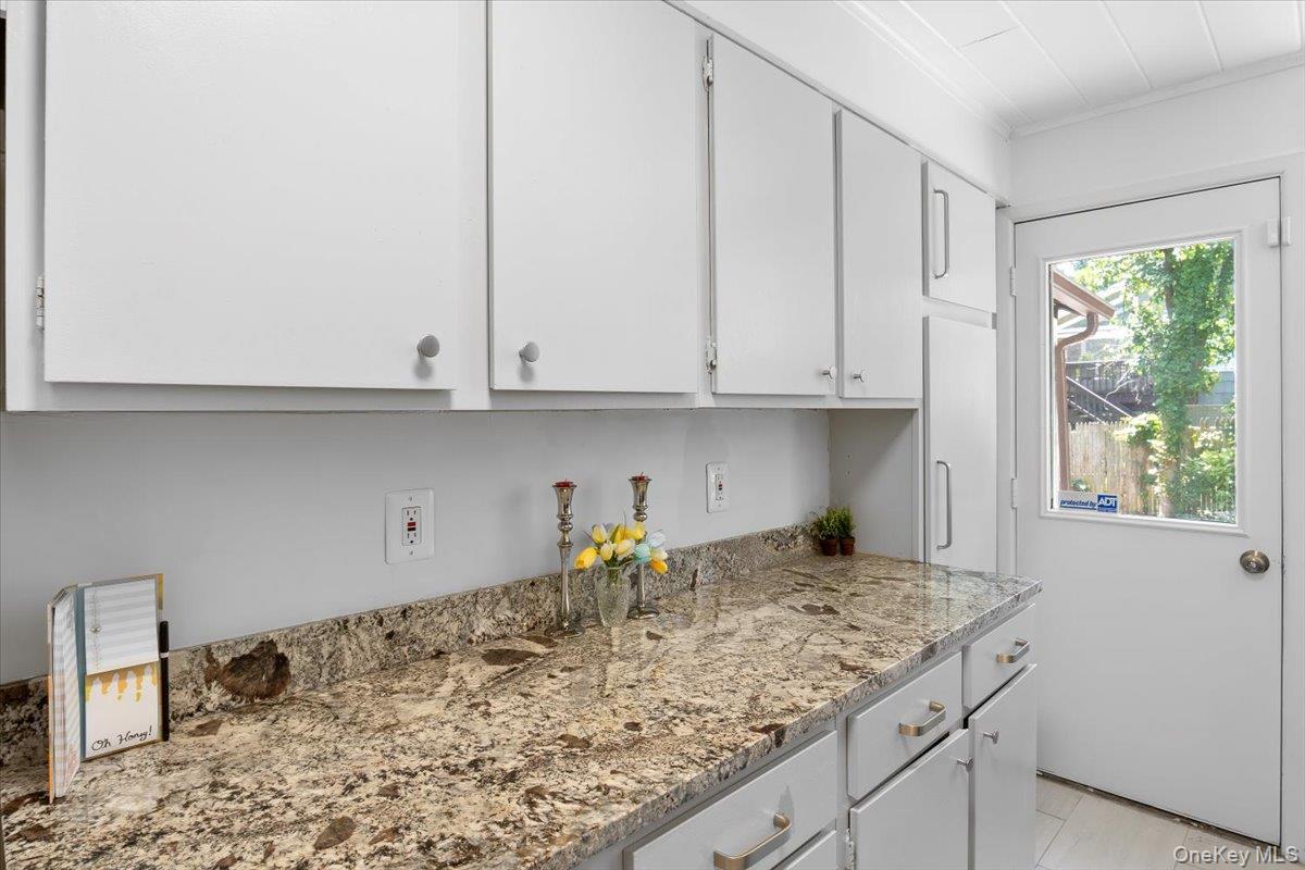 13 Potters Court, Great Neck, NY 11024