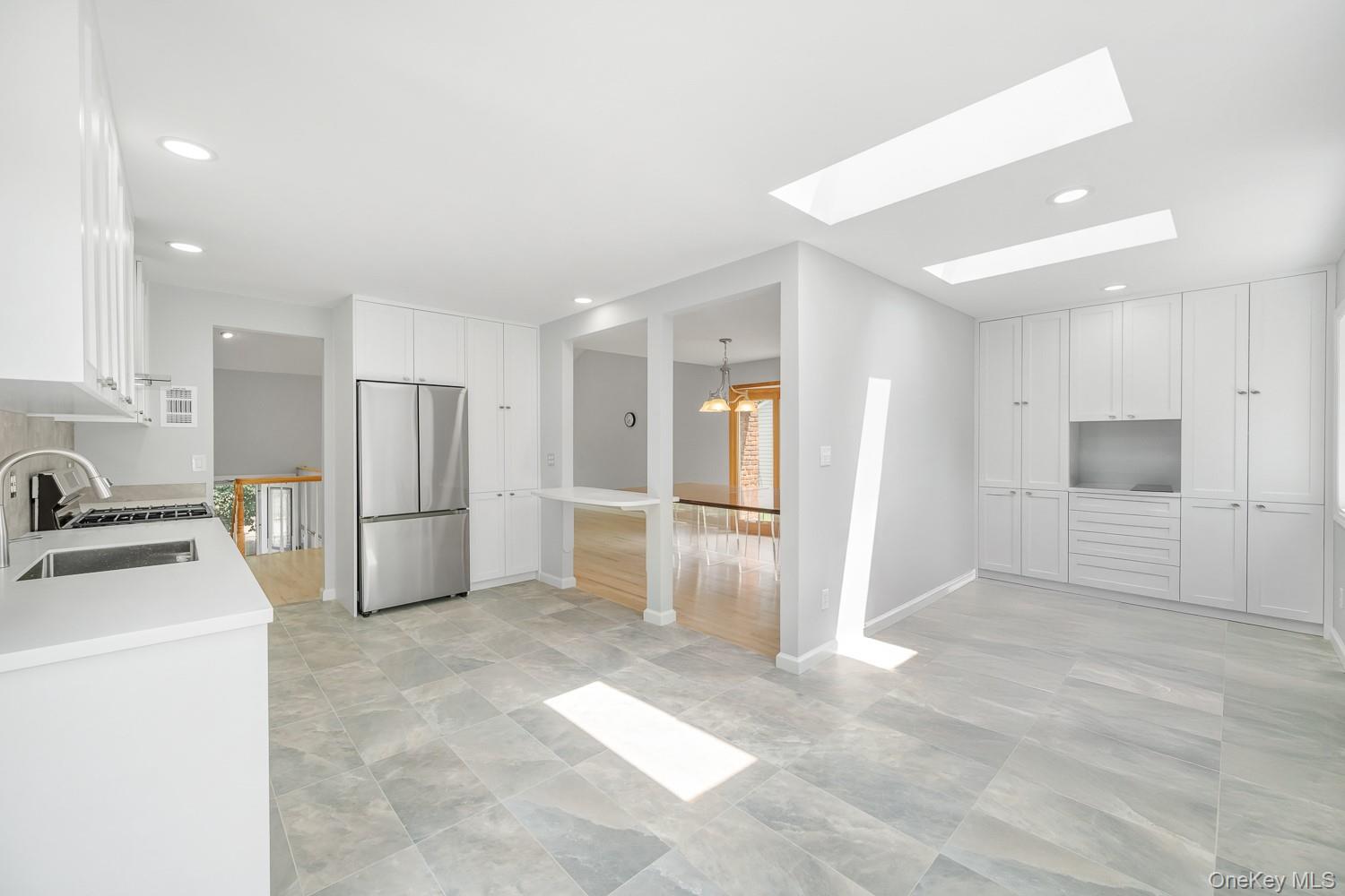 52 North Drive, Manhasset Hills, NY 11040