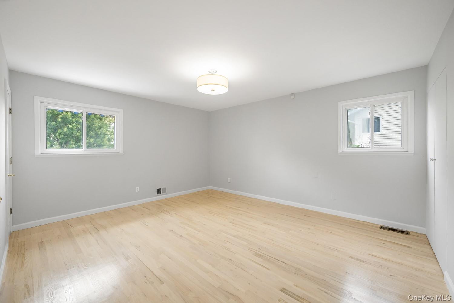 52 North Drive, Manhasset Hills, NY 11040