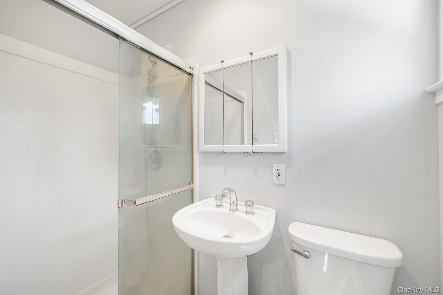 52 North Drive, Manhasset Hills, NY 11040