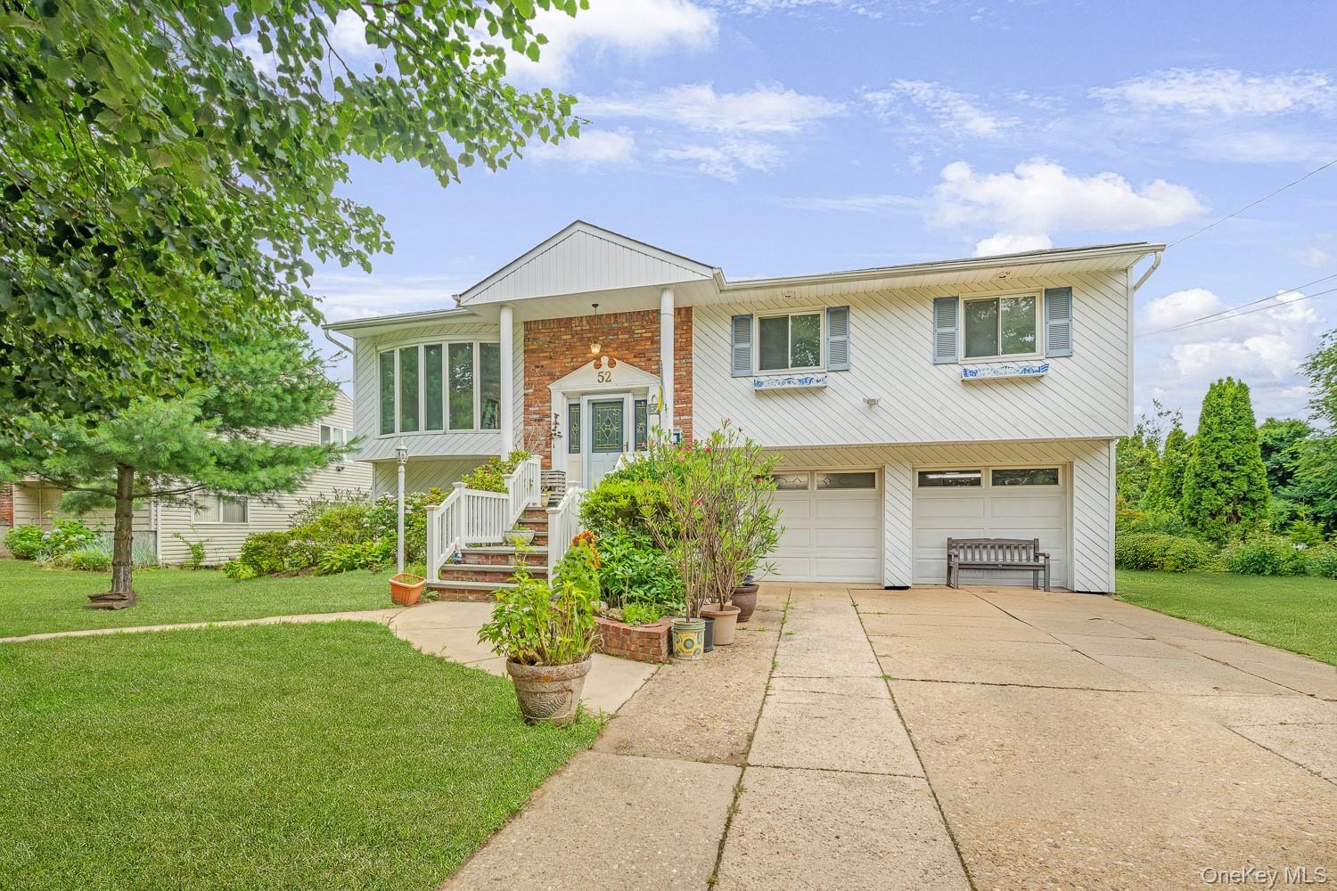 52 North Drive, Manhasset Hills, NY 11040