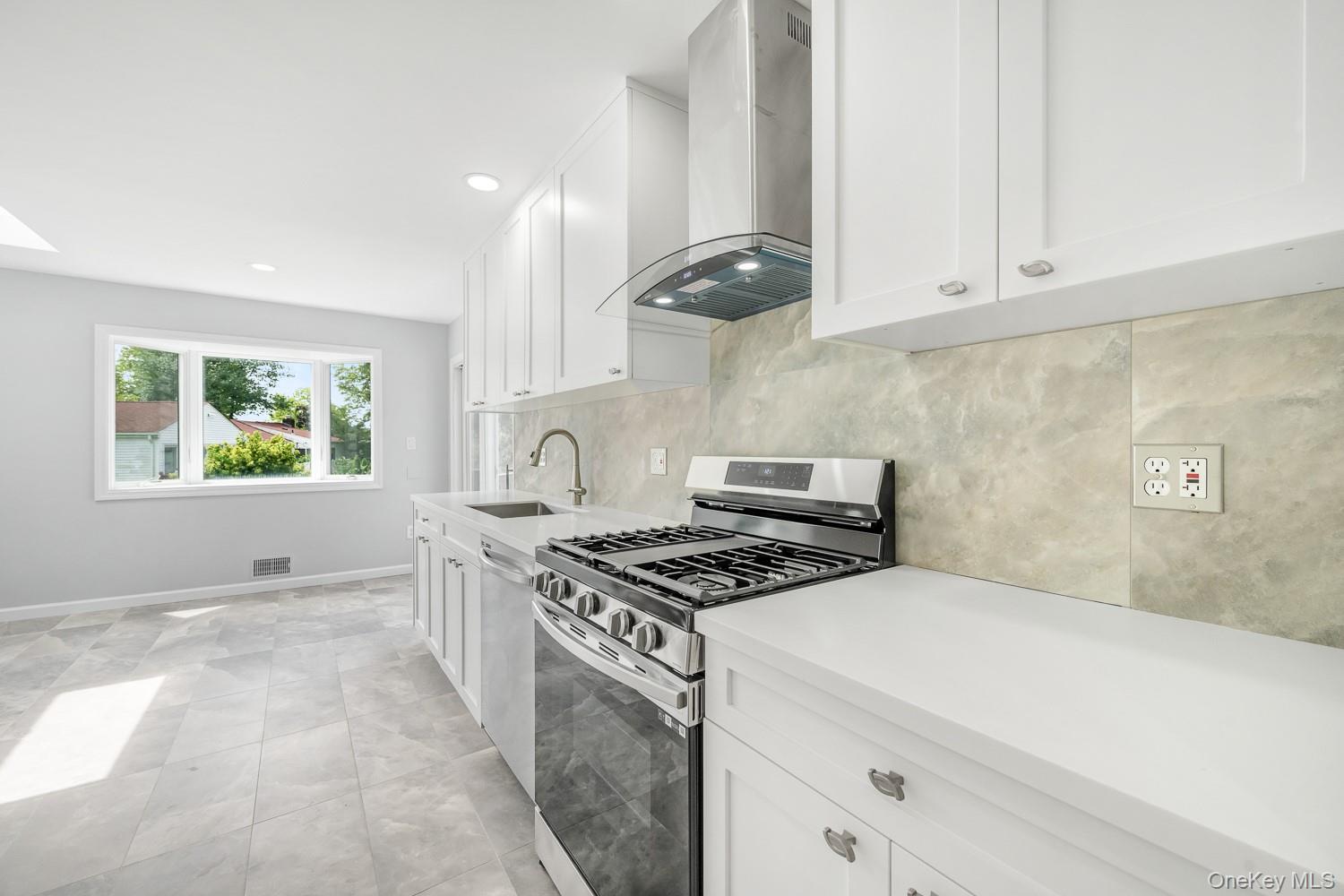 52 North Drive, Manhasset Hills, NY 11040