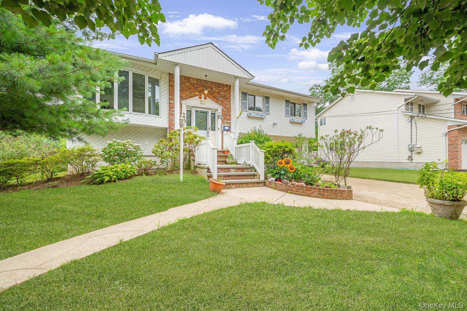 52 North Drive, Manhasset Hills, NY 11040