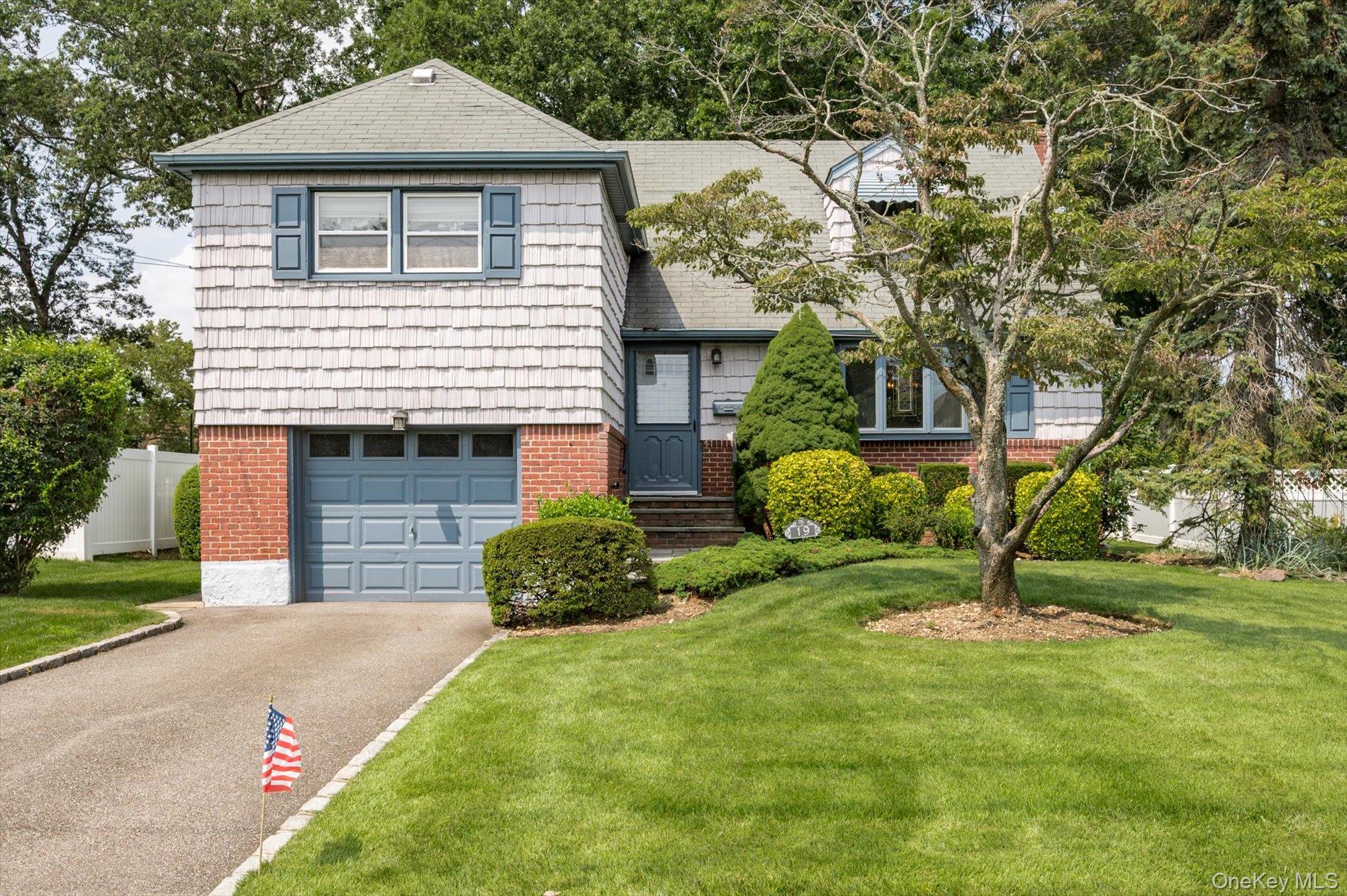 19 Parkview Circle, Bethpage, NY 11714