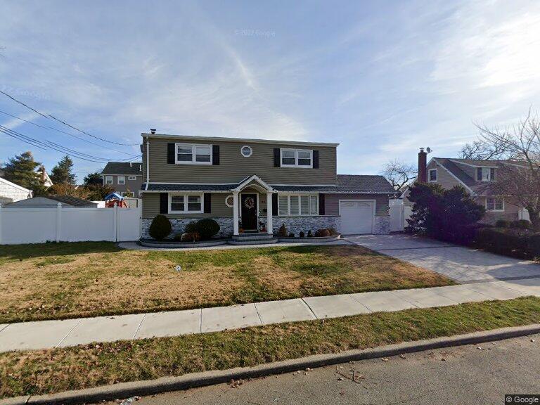 55 W Walnut Street, Farmingdale, NY 11735