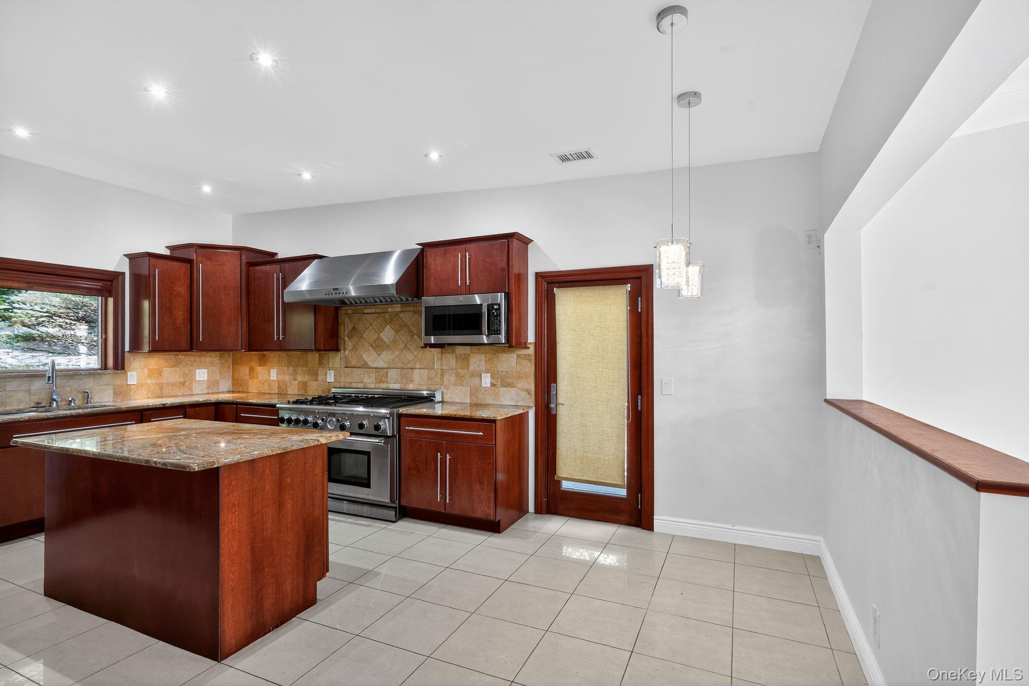 21 Hillside Court, Suffern, NY 10901